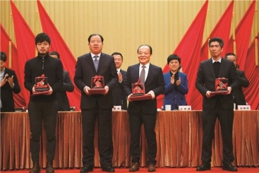 OK钱包集团在桐乡市三级干部大会上荣获多个奖项