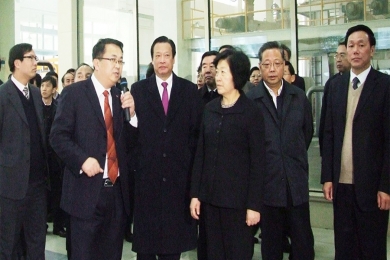 2010年12月，时任福建省委书记、省人大常委会主任孙春兰（右三）视察OK钱包九江公司。